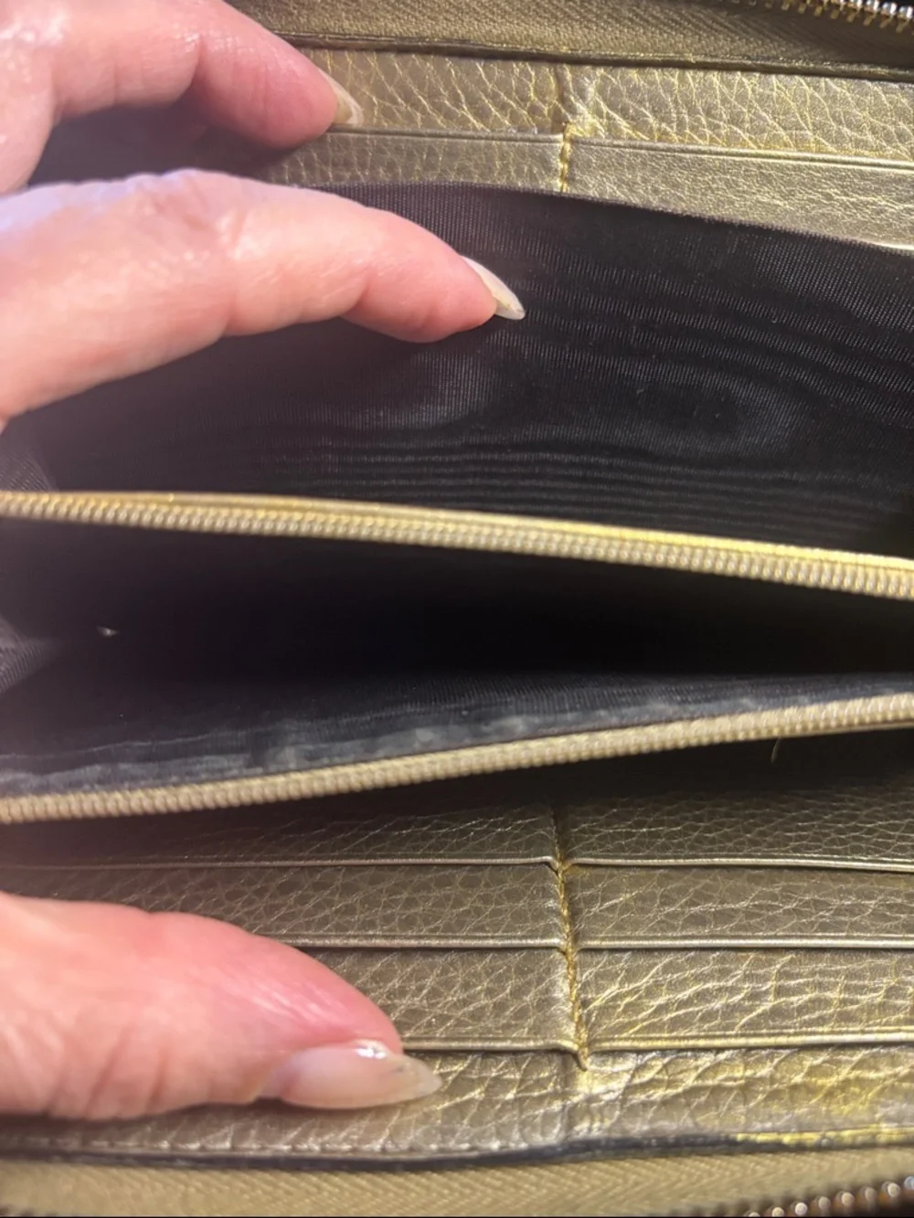 Gucci Gold Leather Zip-Around Wallet with Tassel - Picture 4 of 17